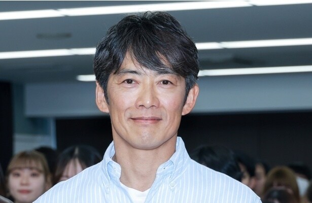 反町隆史&松村雄基、本編では兄弟役のイケオジ2ショットに「兄弟みたいに似てる」の声＜ラムネモンキー＞