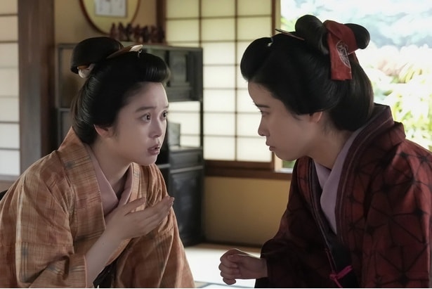 サワ(円井わん)と向き合うトキ(高石あかり)