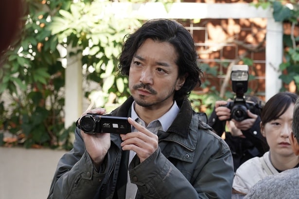 記者・稲田(金子ノブアキ)は自らの正義で実名報道を敢行する