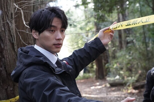 今泉(福士蒼汰)は広報として現場検証のサポートを行う