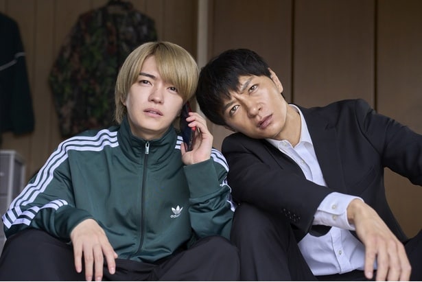 スパイの梅沢(西畑大吾)とマトリの黒崎(細田善彦)