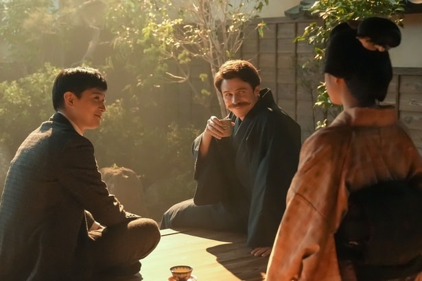 錦織(吉沢亮)は校長になる決意をヘブン(トミー・バストウ)に告げる