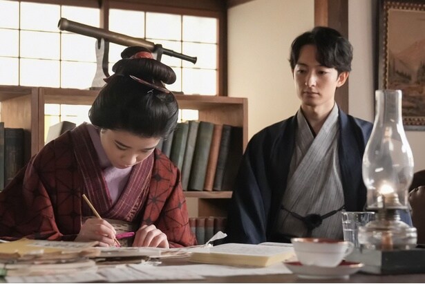 サワ(円井わん)は庄田(濱正悟)のもと教員試験に向け勉強する