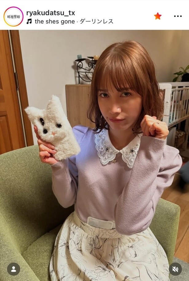 【写真】中村ゆりか、もふもふ猫スマホカバーで“あざと猫ポーズ”姿に「間違いなく男子イチコロ」の声