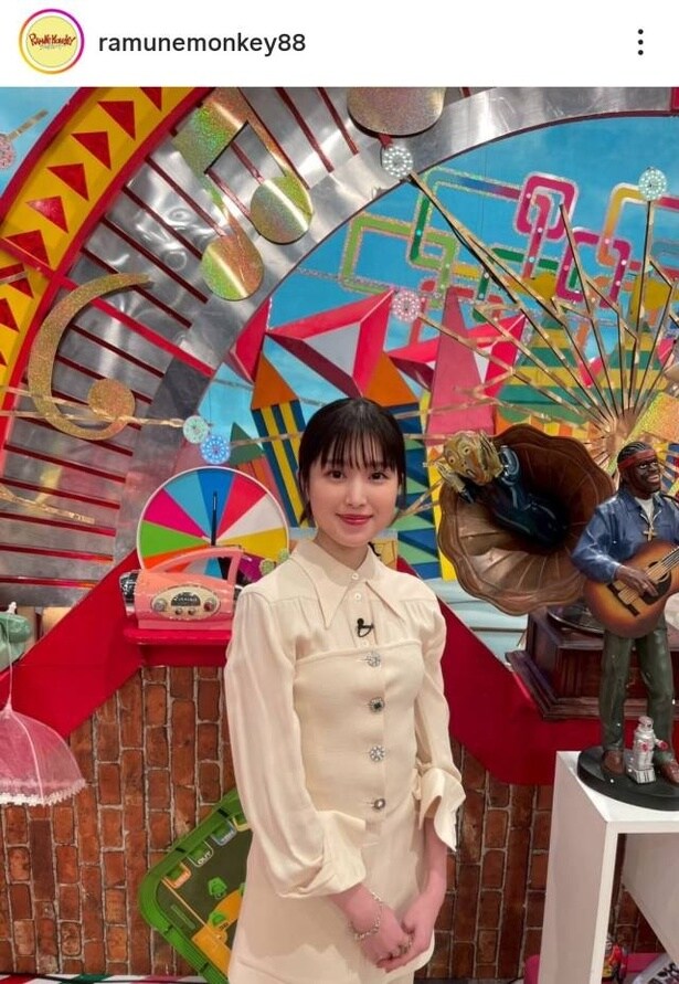 【写真】福本莉子、白のワンピがかわいいスマイルショット