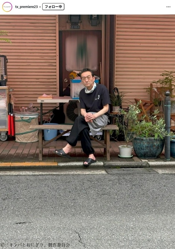 【写真】吹越満、ベンチで休憩する姿に「雰囲気いい感じです」の声