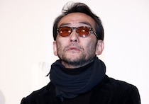 吹越満、ベンチで休憩中の貫禄溢れるオフショットに「座っているだけで絵になる」の声＜キンパとおにぎり＞