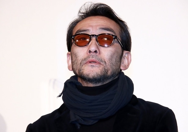 吹越満、ベンチで休憩中の貫禄溢れるオフショットに「座っているだけで絵になる」の声＜キンパとおにぎり＞