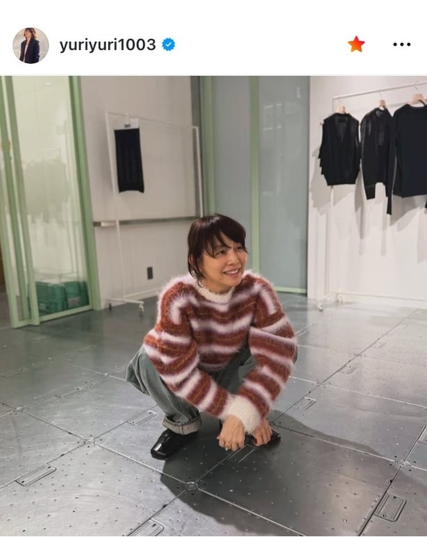【写真】石田ゆり子、お気に入りのセーターを着た「少年」のような“アメカジ”スタイル