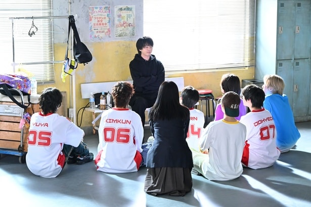 NAZEに策を授ける吾妻(中村倫也)