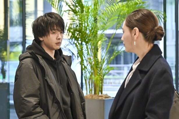 吾妻(中村倫也)に宣戦布告するパク(キム・ジェギョン)