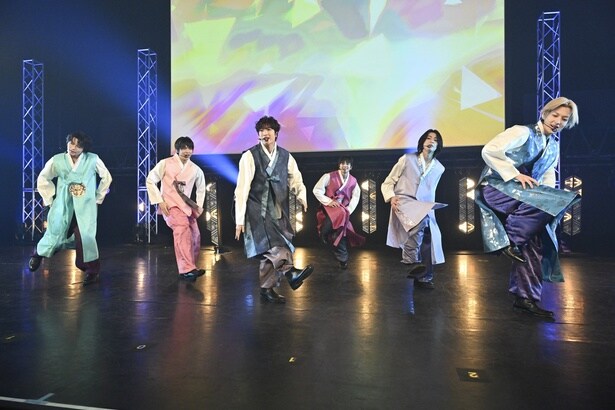 TORINNERのライブで生き生きとパフォーマンスするNAZE