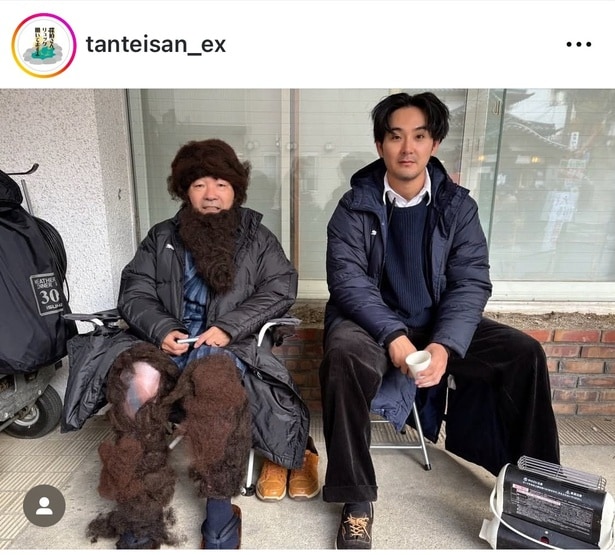 【写真】松田龍平&きたろう、2人並んで暖をとる休憩ショット
