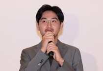 松田龍平、先輩俳優と自然体すぎる休憩中のオフショットに「なんかいい写真」SNSほっこり＜探偵さん、リュック開いてますよ＞