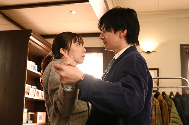 上白石萌歌“一葉”は生田斗真“司”に見つめられ、心臓バクバク…第4話の場面写真が解禁＜パンダより恋が苦手な私たち＞