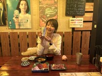 突然の“生・飯島直子”に感涙する客も…　北千住の名店で“過去最大”級の大歓迎＜飯島直子の今夜一杯いっちゃう？＞