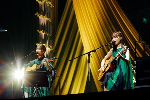 「まさか　偶然・・・」で山下葉留花と一緒にアコギを弾きながら歌唱する松田好花