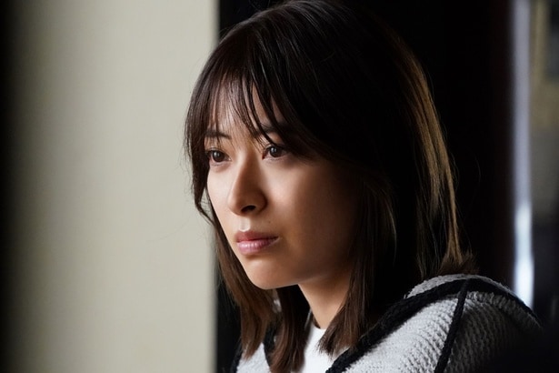 美羽(瀧本美織)、娘・詩音(泉谷星奈)を守るという強い思いを抱く母の顔