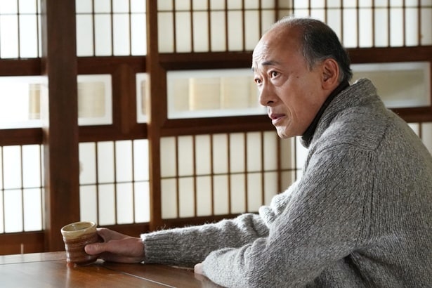 祖父・明人(酒向芳)は詩音(泉谷星奈)の捜査が進まないことに苛立ちを隠せない