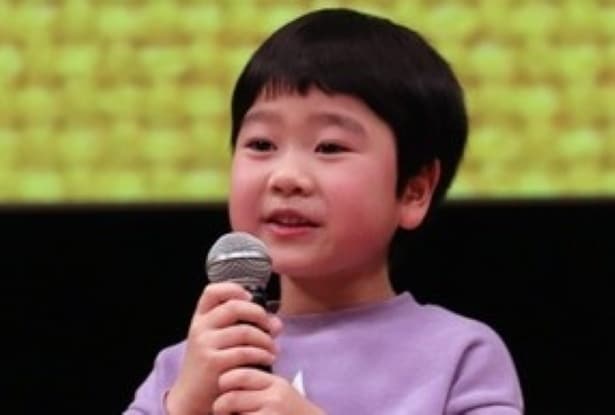 天野優、明るい笑顔でガッツポーズをするオフショットが「メロメロになっちゃう」と反響＜未来のムスコ＞