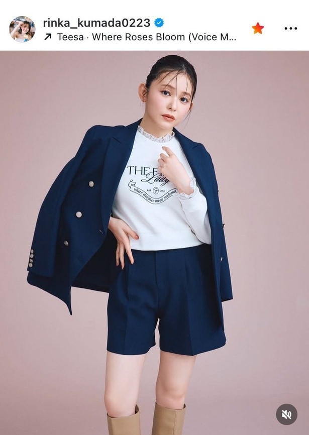 【写真】濃紺ジャケットを軽く羽織り…久間田琳加、“スレンダー美脚”が眩しいパンツ姿