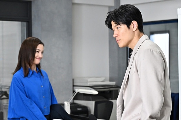 鈴木亮平“早瀬”に接触する黒木メイサ“麻友”「私は離れないよ、あなたから」　10億円事件に新展開＜リブート＞