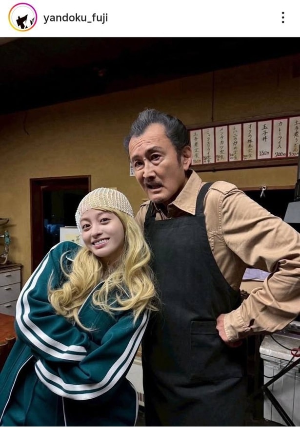 【写真】橋本環奈&吉田鋼太郎、親子を演じる2人の仲良しオフショット