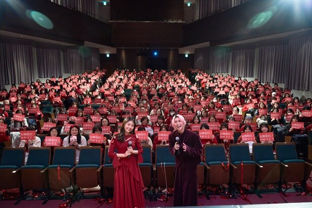 (写真左から)三森すずこ、Snow Manの佐久間大介