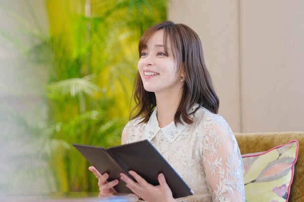 上品なワンピースでお見合いに参加する赤木(加藤ローサ)