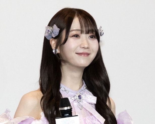 ＝LOVE・大谷映美里、オフショル白ニットでチョコを“はむっ”…「なんだこのかわいすぎる生き物は」の声