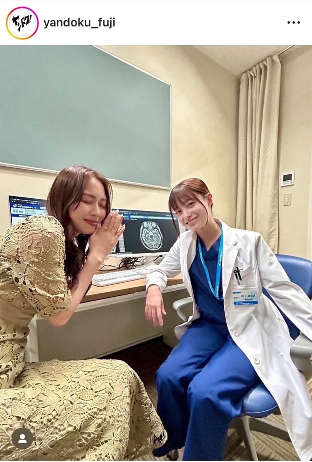 【写真】医者姿の橋本環奈と診察されにきた内田理央のオフショット