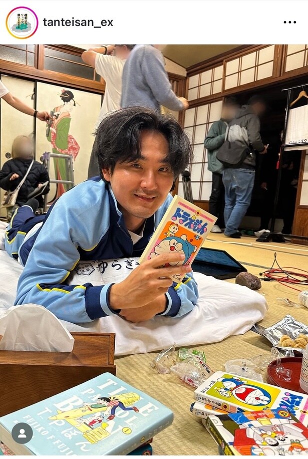 【写真】松田龍平、国民的コミックを読んでいるオフショット