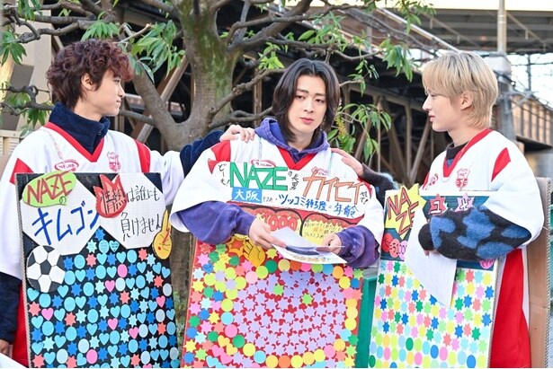 カイセイ(写真中央)は、街行く人に「韓国アイドルぶってる日本人」と言われて傷つく