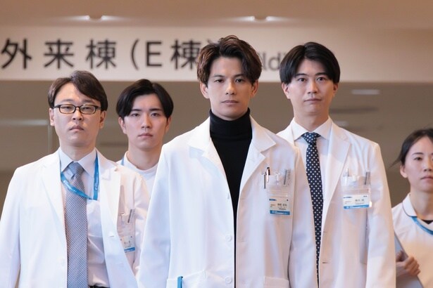 【写真】まるで「白い巨塔」…ゾロゾロと引き連れて廊下を歩く天才外科医・神崎(森崎ウィン)