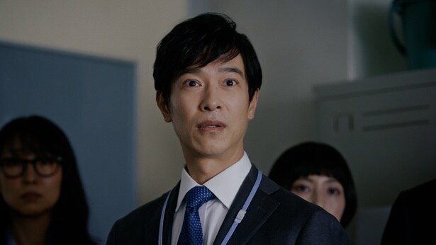 娘の思いがけない告白に驚きの表情を浮かべる家内守(堺雅人)