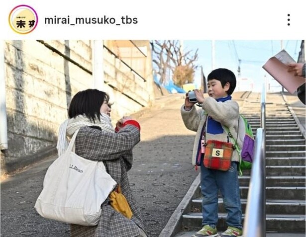 【写真】大好きなママ(志田未来)を撮影する“颯太”天野優