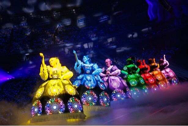 ステンドグラス衣装を身にまとった7人