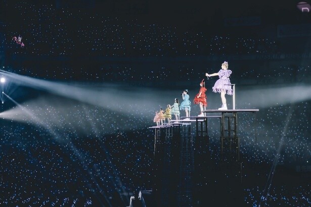 センターステージからせり上がった高い位置で歌うメンバーたち