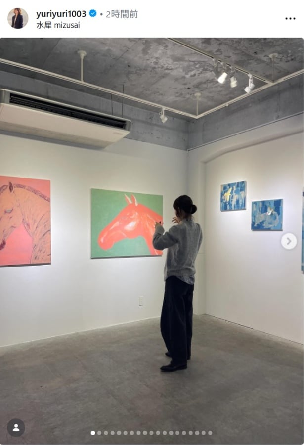 【写真】個展を訪れた石田ゆり子、グレーニットのレイヤードコーデを投稿