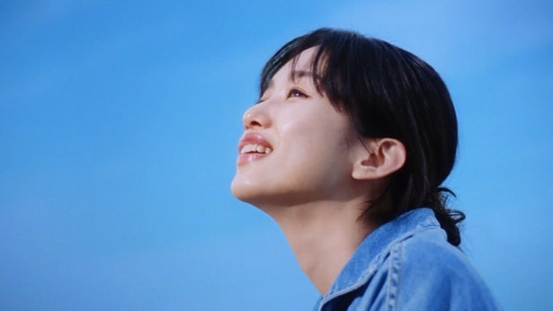 河合優実が「「サントリー生ビール」の新TV-CM「はじまりの青」篇に出演。CM起用の感想を明かした