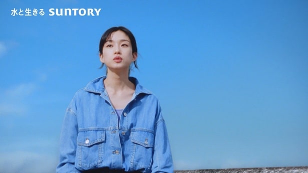 「サントリー生ビール」の新TV-CM「はじまりの青」篇（30秒）より