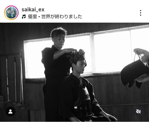 【写真】竹内涼真、道場に座り真顔で剣道の支度をするモノクロのオフショット