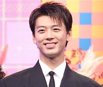 竹内涼真、道場に座り真顔で剣道の支度をするモノクロのオフショットに「指先まで美しい」と反響＜再会〜Silent Truth〜＞