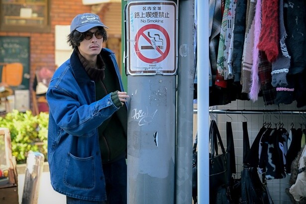 ひそかに未来(志田未来)と颯太(天野優)を尾行する将生(塩野瑛久)