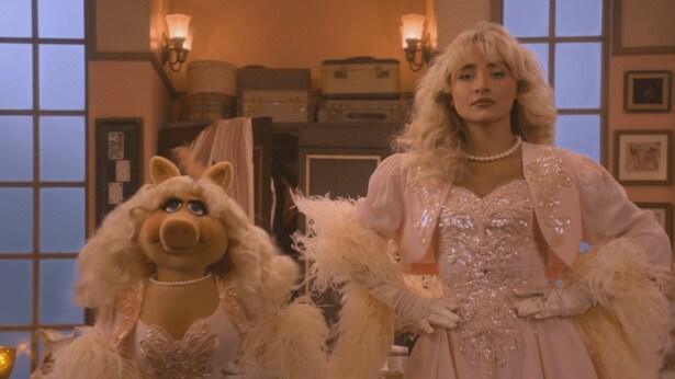 サブリナ・カーペンターが50周年の「マペット・ショー」にゲスト出演 マペットたちとスペシャルなショーを展開