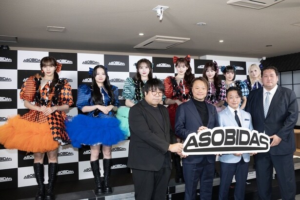 (前列左より)中川悠介「アソビシステム株式会社」、田村光紀「株式会社アソビダス」、吉村英毅「株式会社ミダスキャピタル」、伊勢ヶ濱春雄親方、(後列写真左より)南なつ、桐原美月、小川奈々子、立花琴未、村川緋杏、福山梨乃、宮野静