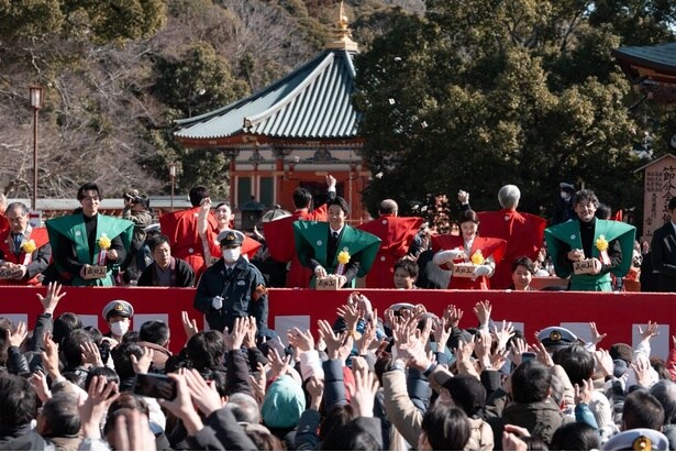 仲野太賀らがの成田山新勝寺の節分祭に参加