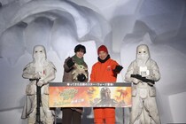 中島裕翔「間近で見ることができて光栄」“スター・ウォーズ”雪像に感動　野口聡一とお披露目式に登壇