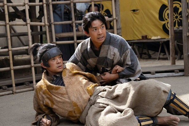 藤吉郎(池松壮亮)、卑怯な戦いをしても利家(大東駿介)に勝てず倒れこむ