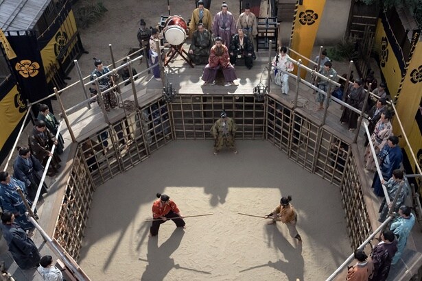 信長(小栗旬)が見下ろす中で…迫力の御前試合シーン